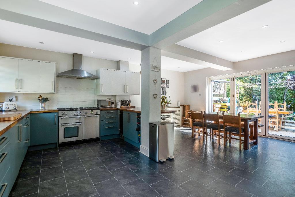 5 Bedroom Detached For Sale in Hill End, Orpington, BR6 0SJ Linay and Shipp Estate Agents in