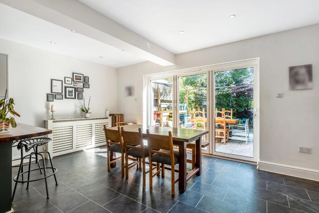 5 Bedroom Detached For Sale in Hill End, Orpington, BR6 0SJ Linay and Shipp Estate Agents in