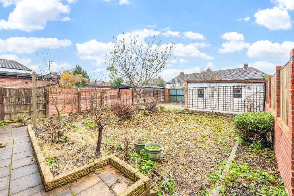 3 Bedroom SemiDetached For Sale in Cray Avenue, Orpington, Kent, BR5