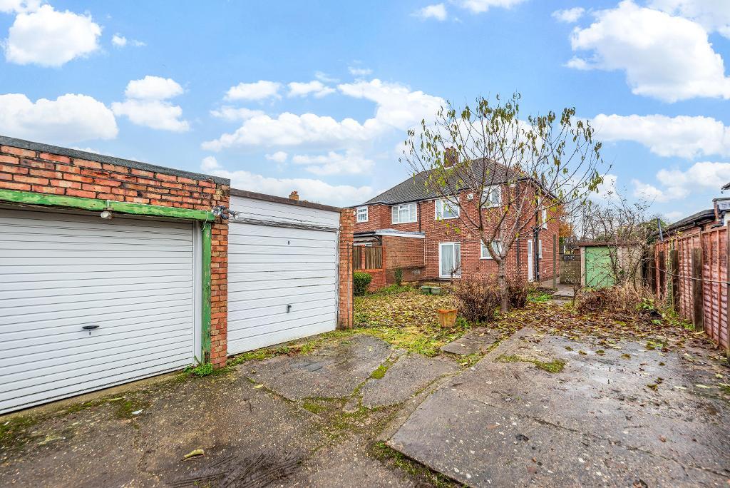 3 Bedroom SemiDetached For Sale in Cray Avenue, Orpington, Kent, BR5