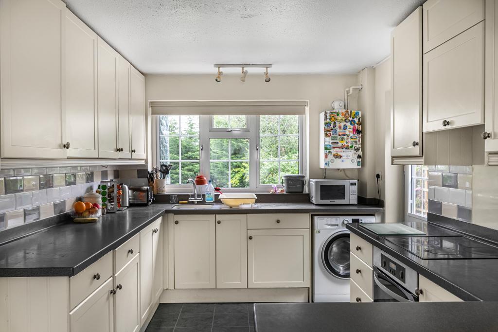 4 Bedroom Detached For Sale in Dale Wood Road, Orpington, Kent, BR6 0BY