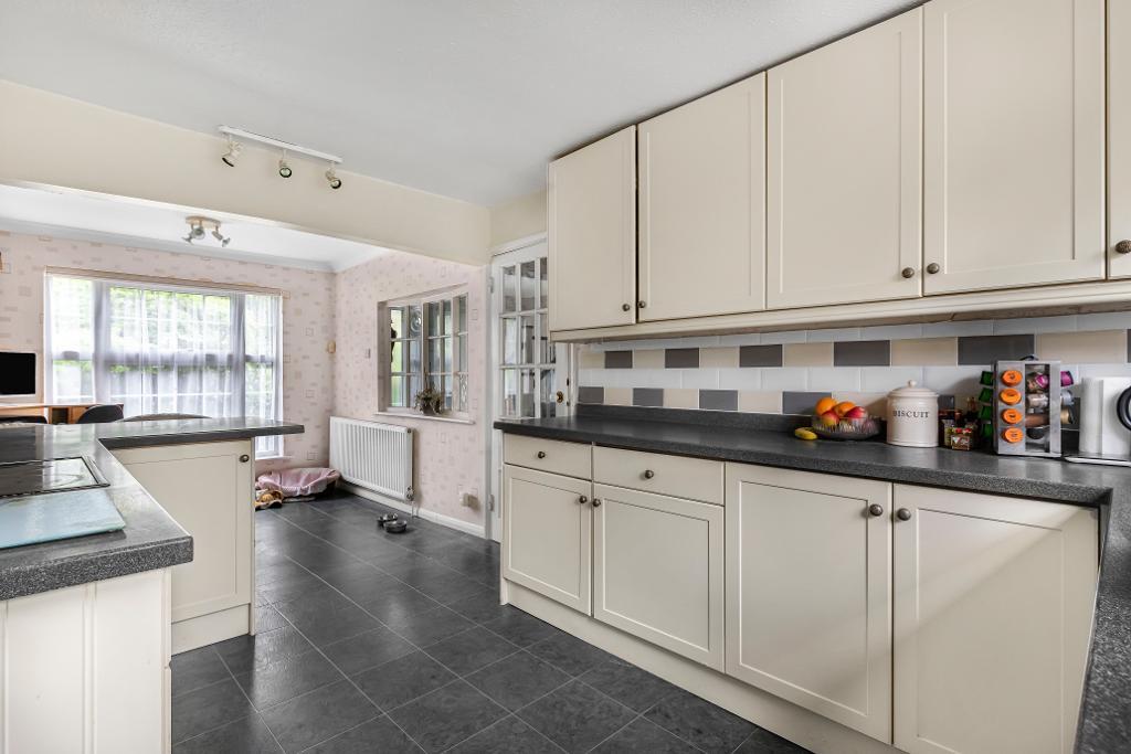 4 Bedroom Detached For Sale in Dale Wood Road, Orpington, Kent, BR6 0BY