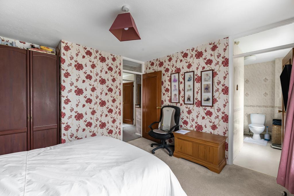 4 Bedroom Detached For Sale in Dale Wood Road, Orpington, Kent, BR6 0BY