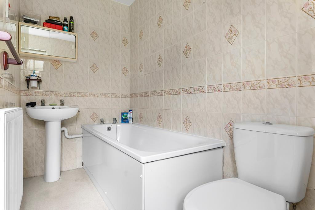 4 Bedroom Detached For Sale in Dale Wood Road, Orpington, Kent, BR6 0BY