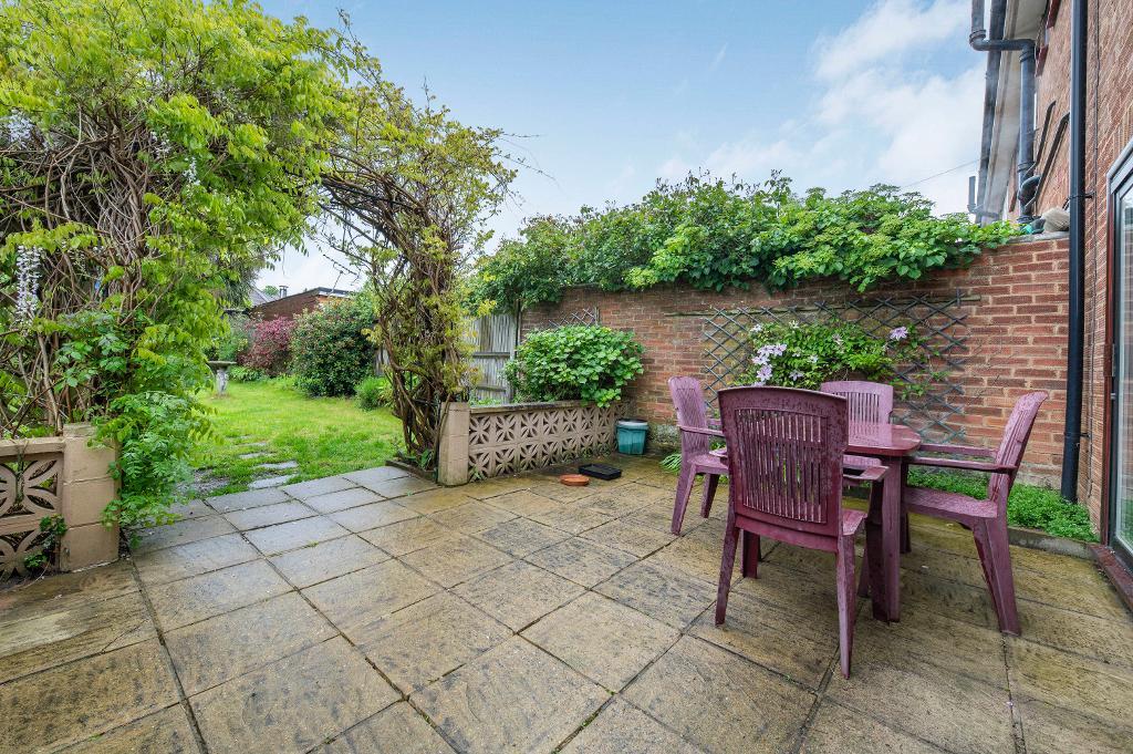 2 Bedroom End Terraced For Sale in Francis Road, Orpington, Kent, BR5