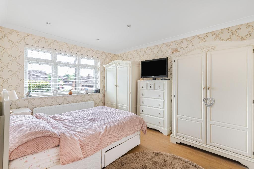 3 Bedroom SemiDetached For Sale in Avalon Road, Orpington, Kent, BR6 9AZ Linay and Shipp