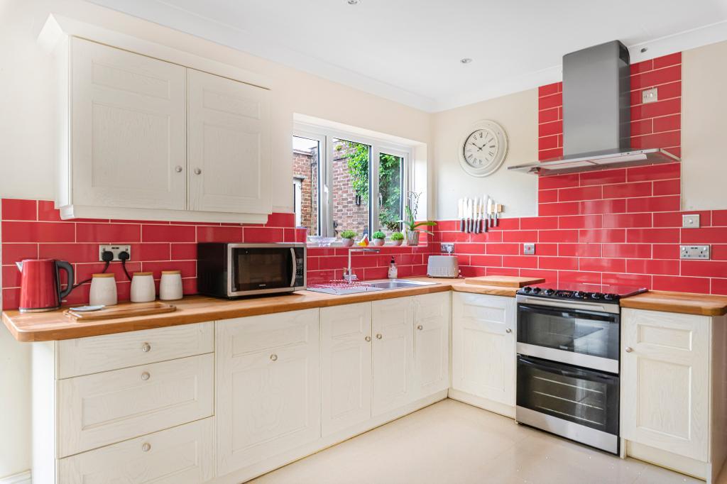 3 Bedroom SemiDetached For Sale in Avalon Road, Orpington, Kent, BR6 9AZ Linay and Shipp